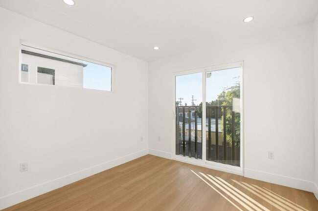 Building Photo - 828 N Detroit St