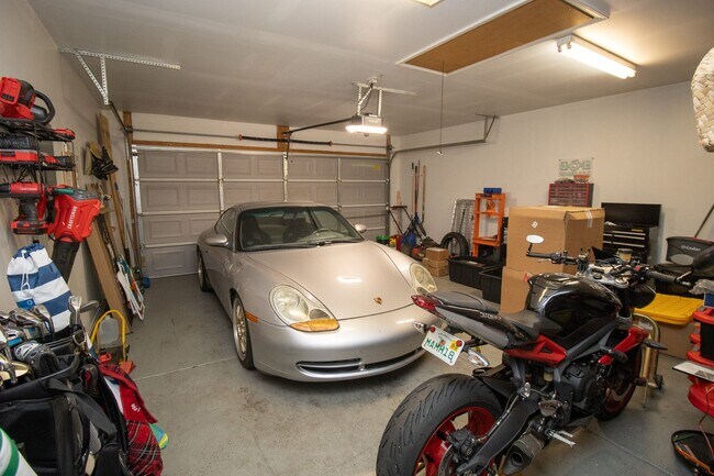 Building Photo - Spacious 3BR in Myers Creek – Fenced Yard, Workshop w/ Electricity & Bright Open Living!