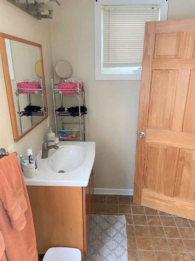 Building Photo - 5552 Avondale Pl