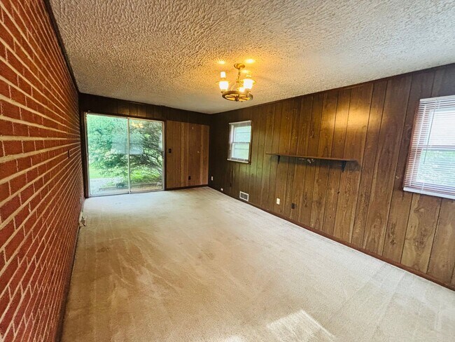 Building Photo - 709 Barringer Dr