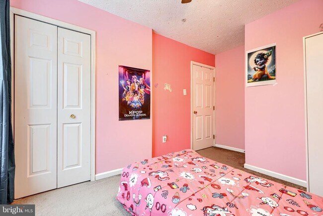 Building Photo - 10 Bluestem Ct