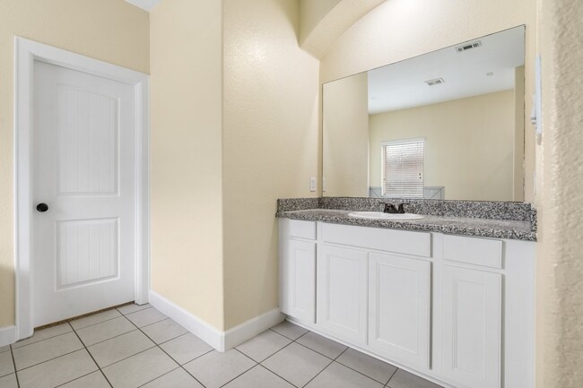 Building Photo - 328 Country Crossing Cir