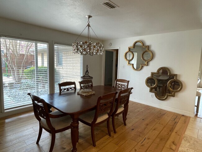 Building Photo - 10 Riviera Ct