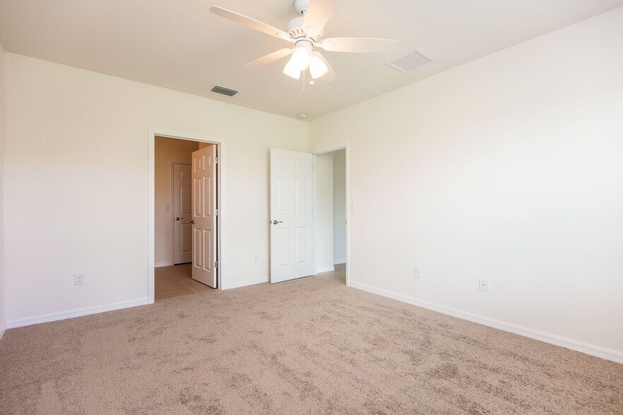 Building Photo - 4413 SW 15th Ave