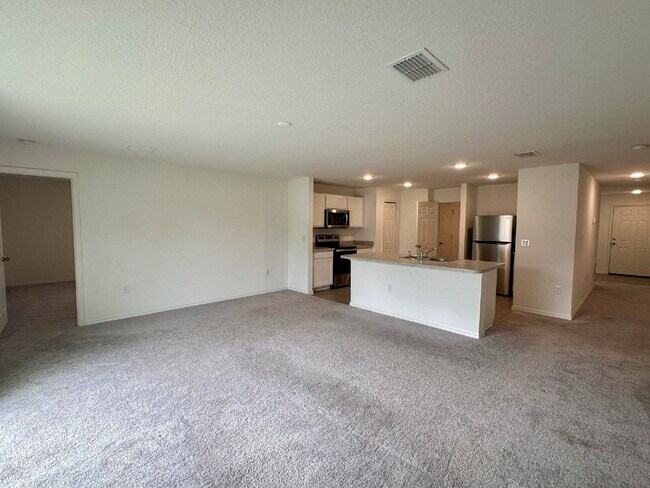 Building Photo - Large Family Home