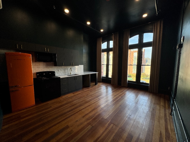 Primary Photo - 215 N Main St