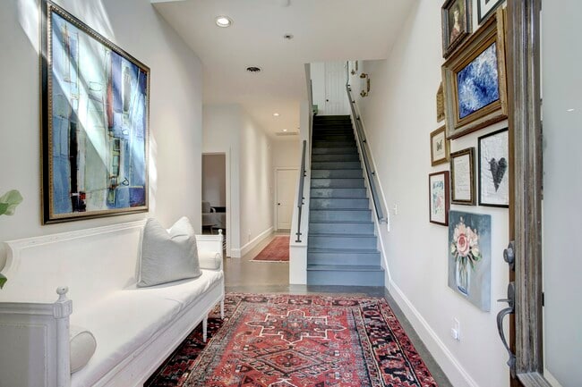 Building Photo - 513 E 11th St