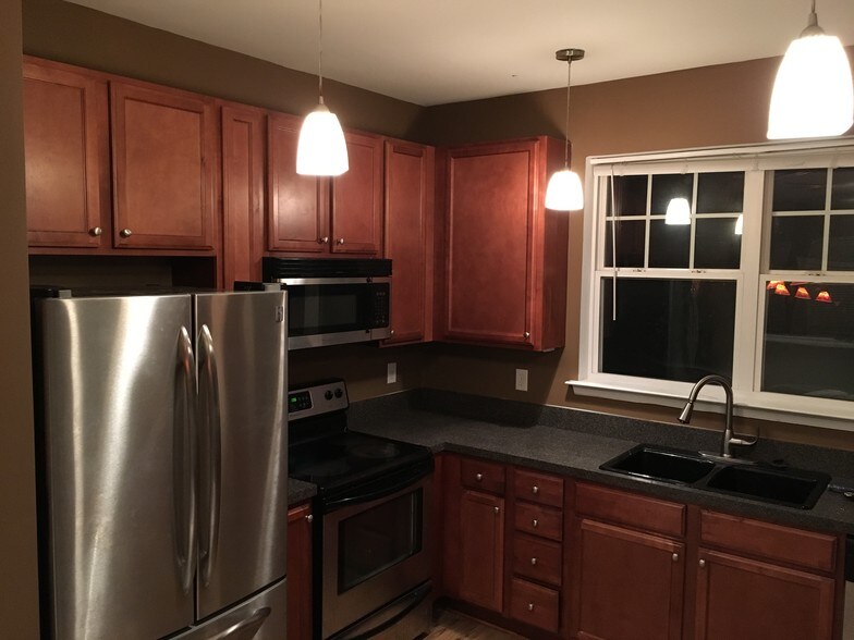 Building Photo - 932 Southmoor Dr