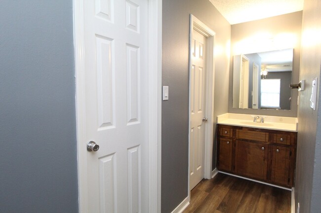 Building Photo - Updated 2-Bedroom, 2-Bathroom Apartment in...