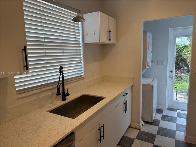 Building Photo - 725 Navarre Ave