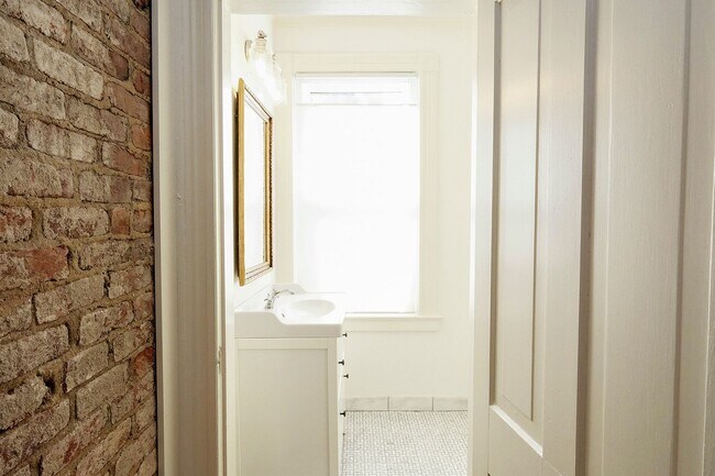 Building Photo - Charming Pet-Friendly Belmont Home With Fenced Yard