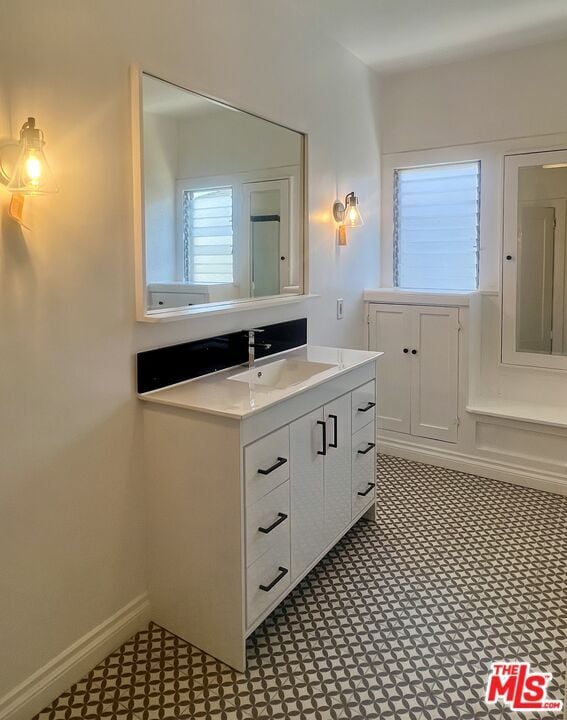 Building Photo - 456 S Wilton Pl
