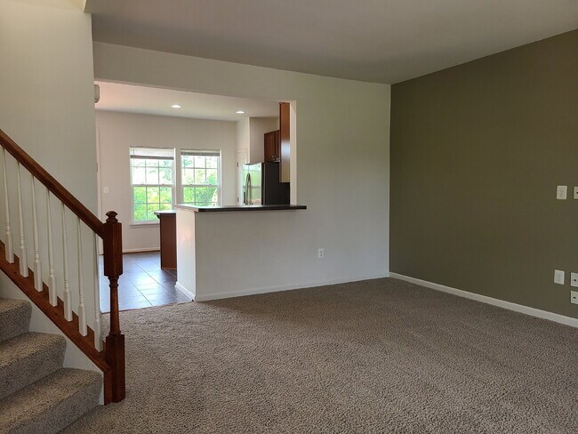 Building Photo - 3-Level TH, 3 BR, 2.5 BA, Garage