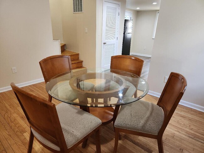 Building Photo - 2701 Woodsdale Ave