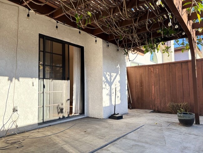 Building Photo - Spacious 3 bedrooms 3 full baths home in C...