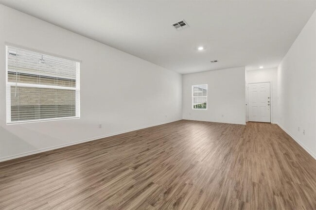 Building Photo - 913 Legends Ln