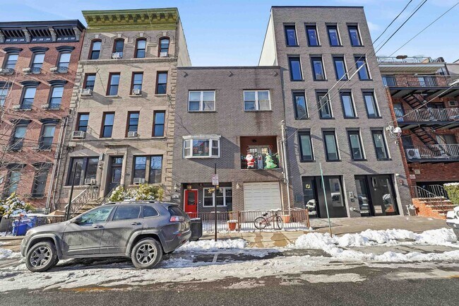 Building Photo - 62 Monroe St