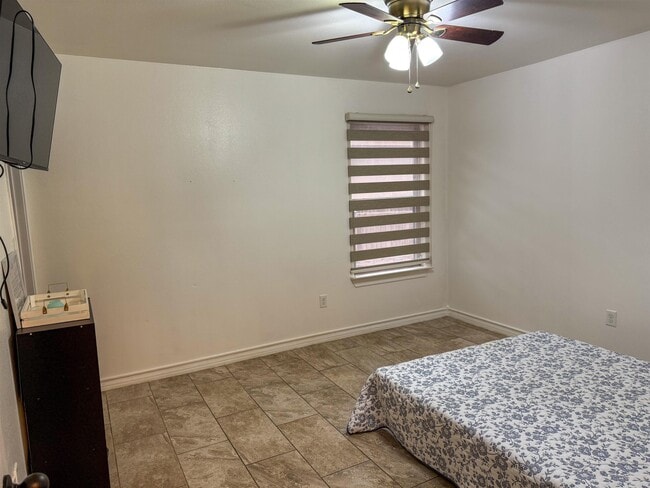 Building Photo - 208 Chisos Oak Dr