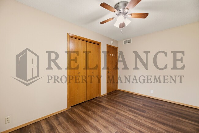 Building Photo - 516 N Lakeside Dr