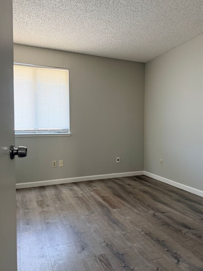 Building Photo - 861 Nutmeg Pl