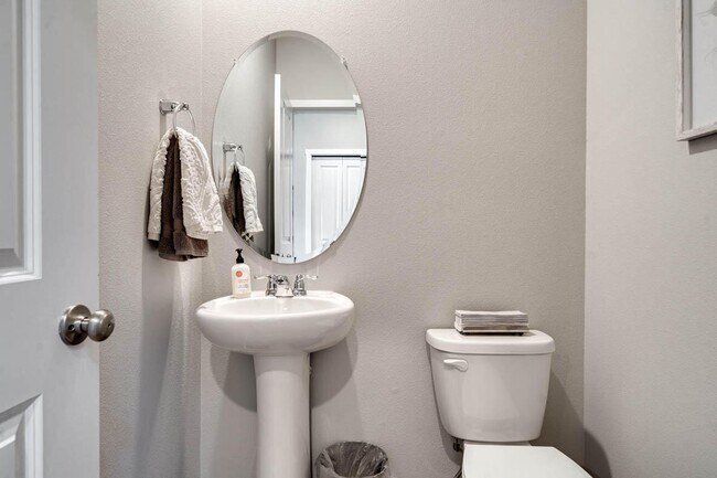 Building Photo - Modern 4 bedroom with den and neighborhood pool!