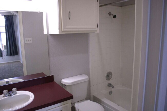 Building Photo - Spacious 2/2/1 Townhouse in Frenship ISD