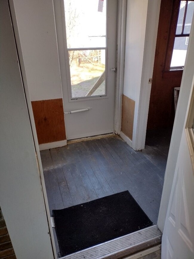 Building Photo - Two bedroom/one bathroom single family hou...