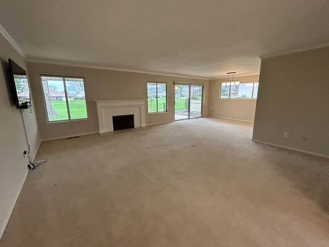 Building Photo - Charming 3bd/2ba Golf Course in Oakmont!