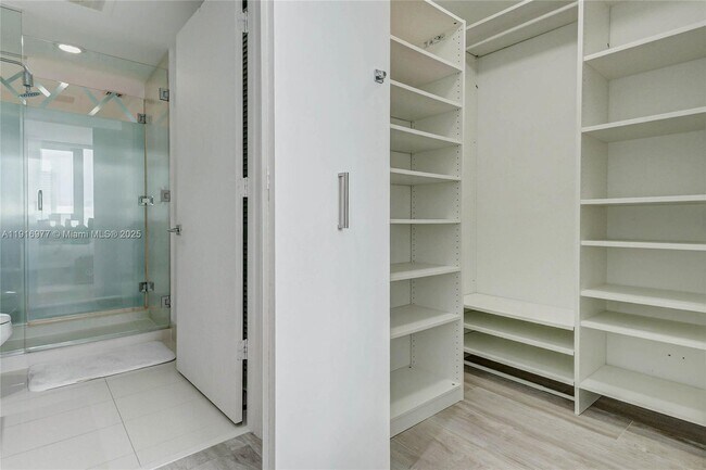 Building Photo - 121 NE 34th St