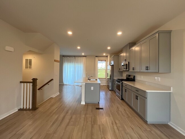 Building Photo - Beautifully maintained 3-bedroom, 2.5-bath...