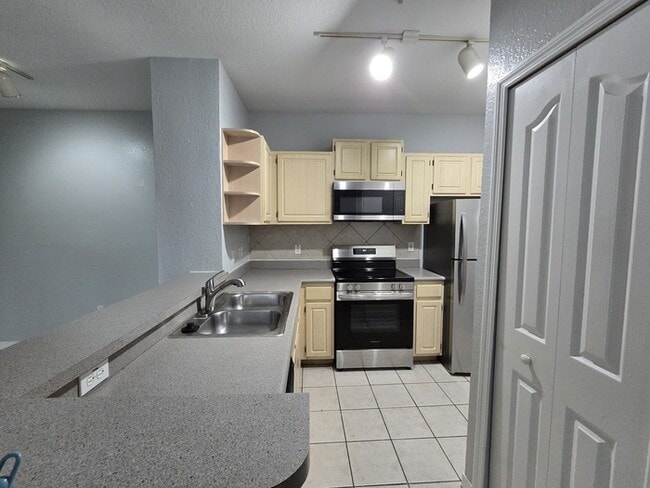 Building Photo - Great 2 Bed 1 Bath Ground floor condo in Legacy Dunes Kissimmee, FL $1599