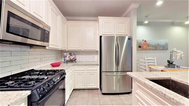 Building Photo - 2104 Gillette St