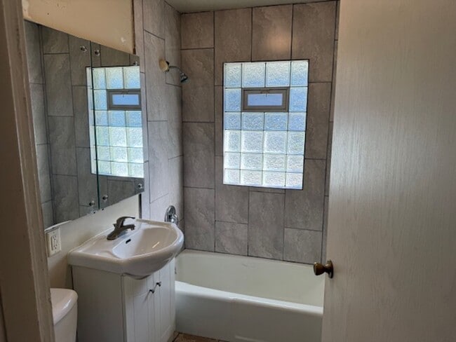 Building Photo - West Allis 3 bedroom 1 bath ranch Home