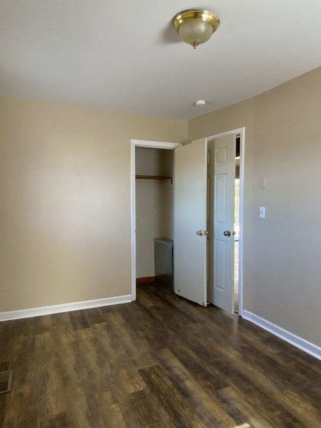 Building Photo - Adorable 2 bedroom, 1 bath duplex located ...