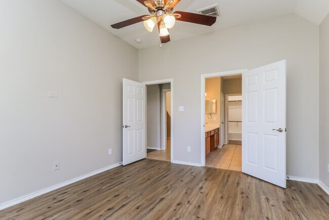 Building Photo - 4939 Forest Hurst Dr