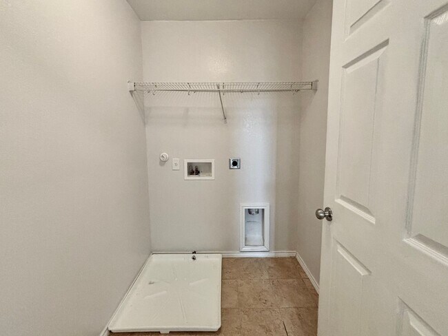 Building Photo - Beautiful 2 Story Home in Hanover Cove!