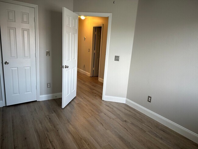 Building Photo - 1214 S Beach Cir