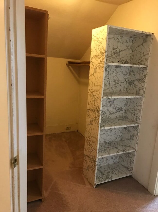 Building Photo - Farmhouse on huge lot