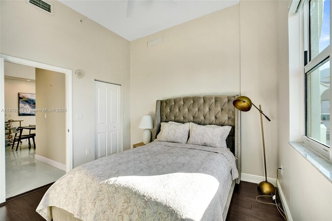 Building Photo - 7910 Harbor Island Dr