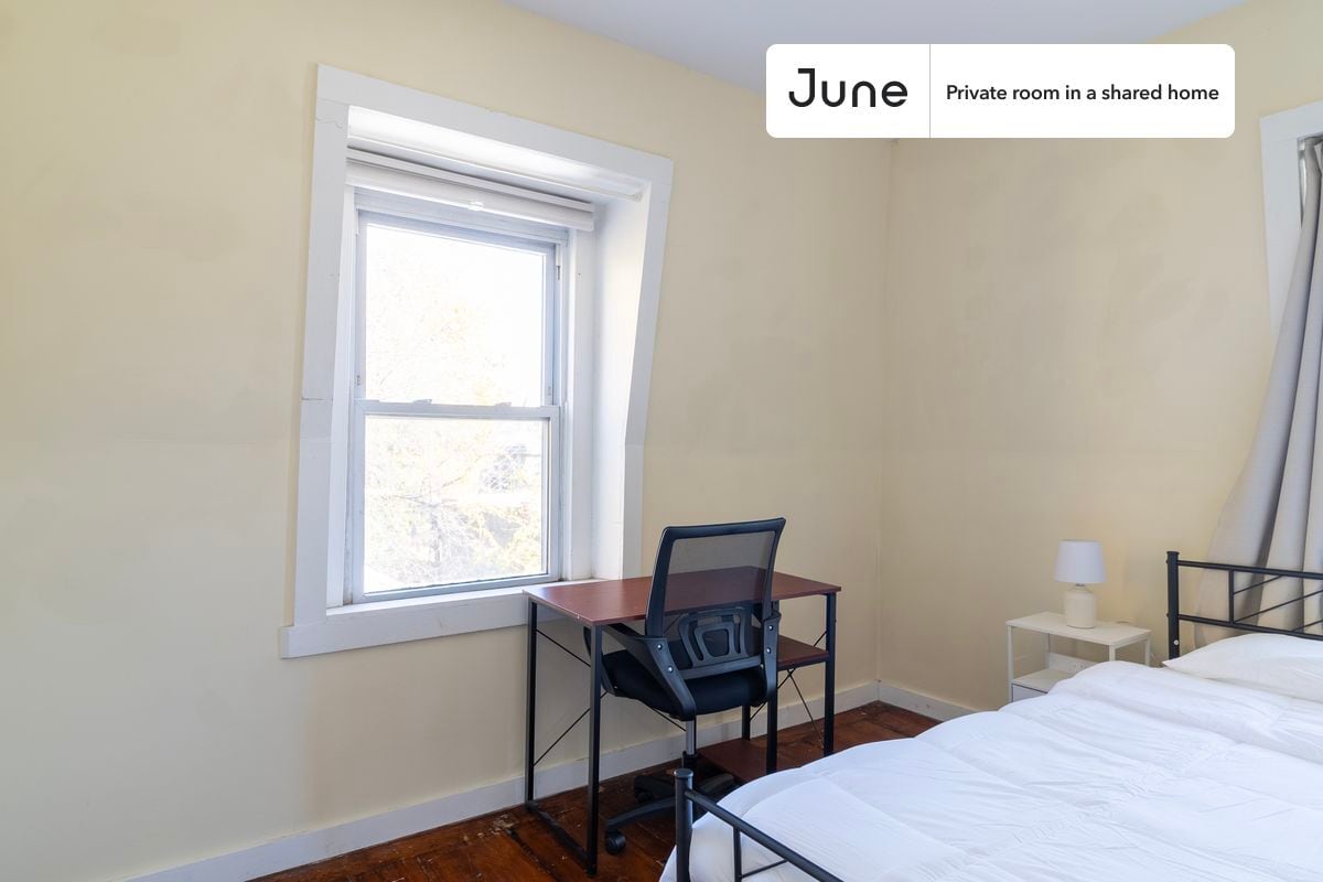 Building Photo - Private bedroom in 5 bed/1 bath Home