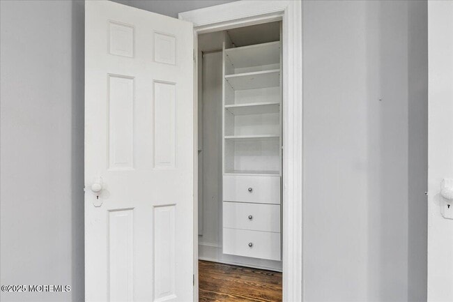 Building Photo - 14 Prospect Ave N