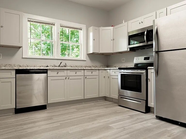 Kitchen - 209 S Haugh Ave