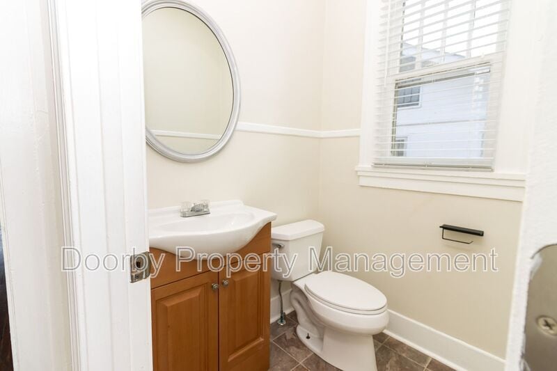 Building Photo - 2112 Duncan Ave