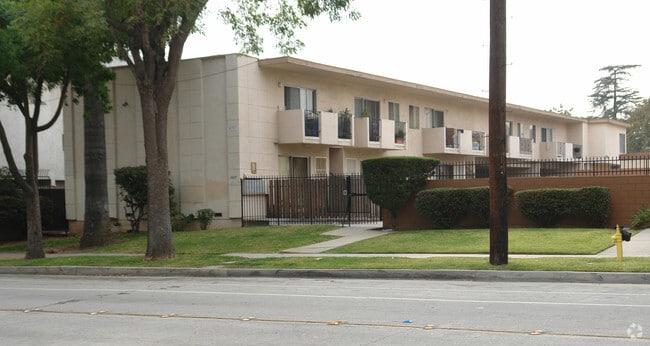 Primary Photo - 1009 N Raymond Ave