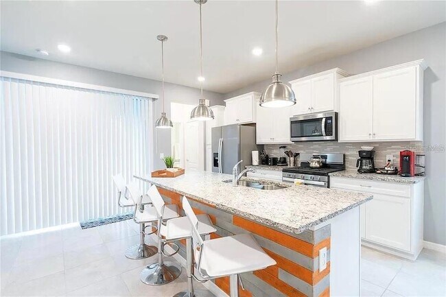 Building Photo - 7243 Oak Hammock Dr