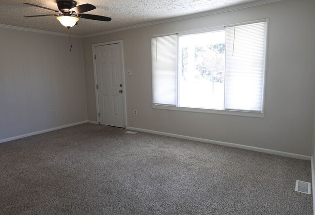 Building Photo - Charming 3 Bedroom Brick Home