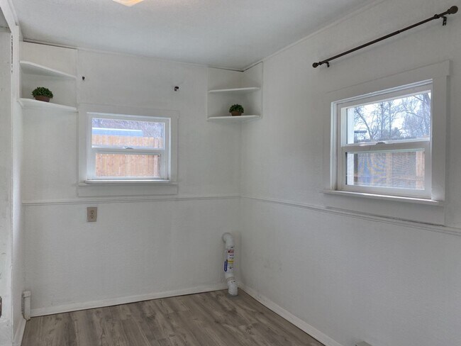 Building Photo - 1127 W Mulberry St