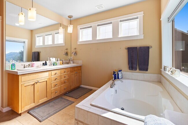 Building Photo - Beautiful, 5-Bedroom, Spacious, Damascus Home with Incredible Views