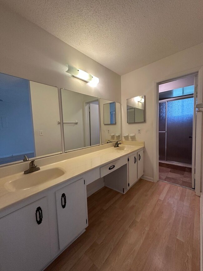 Building Photo - Lovely 2 Bedroom 2 Full bath Condo in the ...