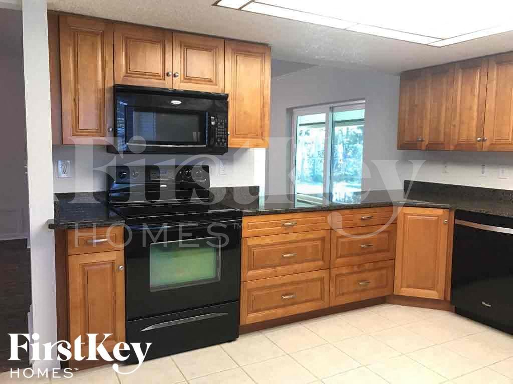 Building Photo - 833 Weeburn St